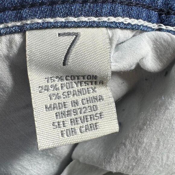 Almost Famous Jeans with Distressing Women’s Size 7 - Picture 7 of 7